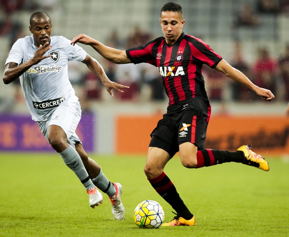 Nicolas em ação contra o Botafogo. Lateral-esquerdo foi elogiado por Autuori. | Lineu Filho/Gazeta do Povo