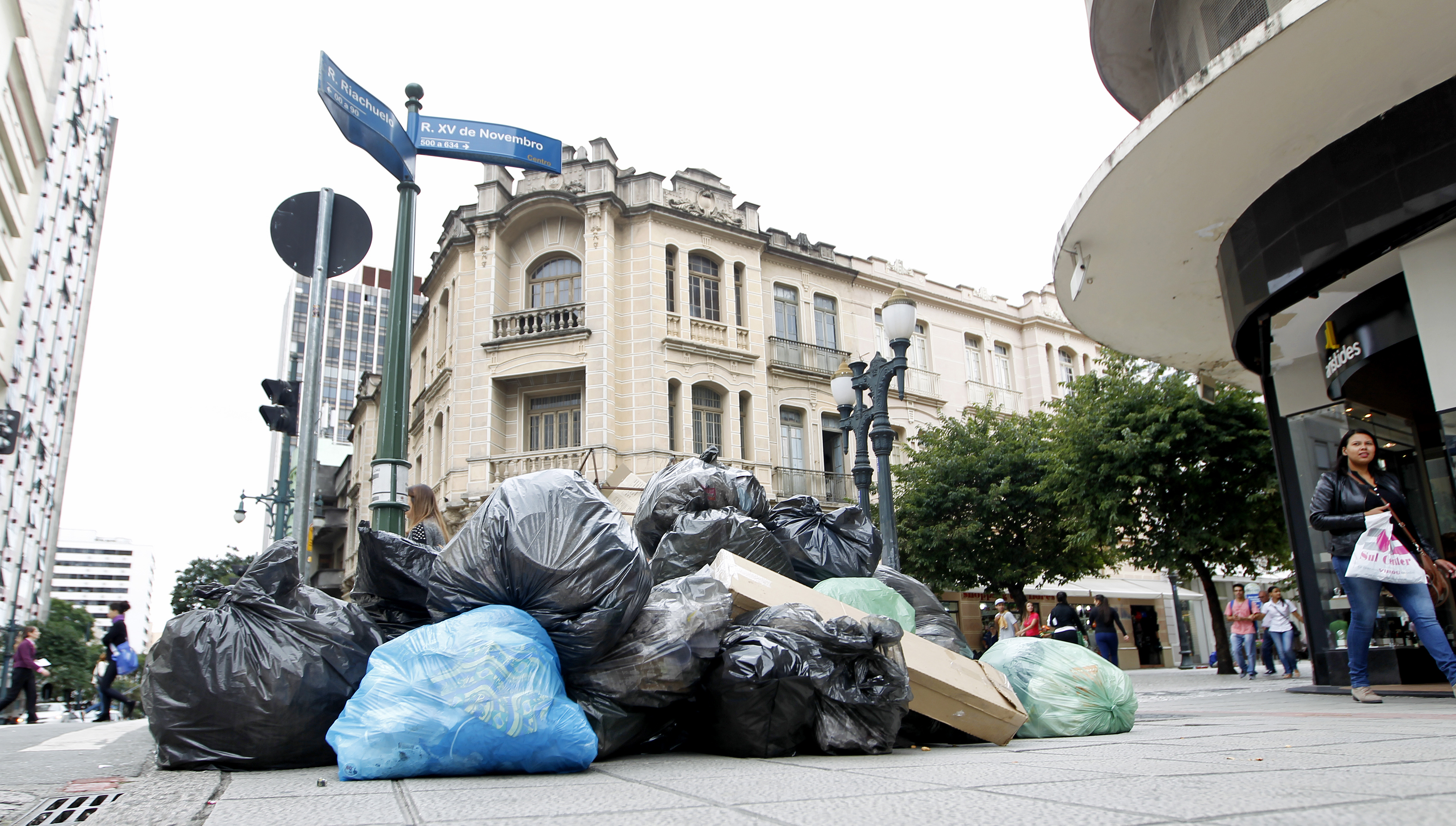 Subsídio da prefeitura para a coleta de lixo na capital passou de R$ 100 milhões em 2015. | Antônio More/Gazeta do Povo