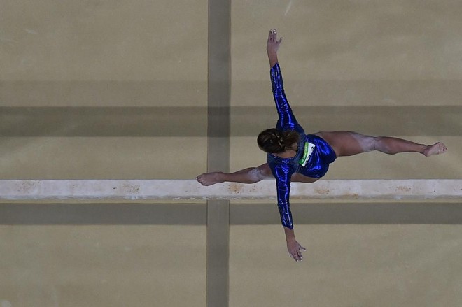 Brasileiro Jade Barbosa compete na final por equipes da ginástica artística feminina. Equipe da casa ficou na oitava posição - | BEN STANSALL/AFP