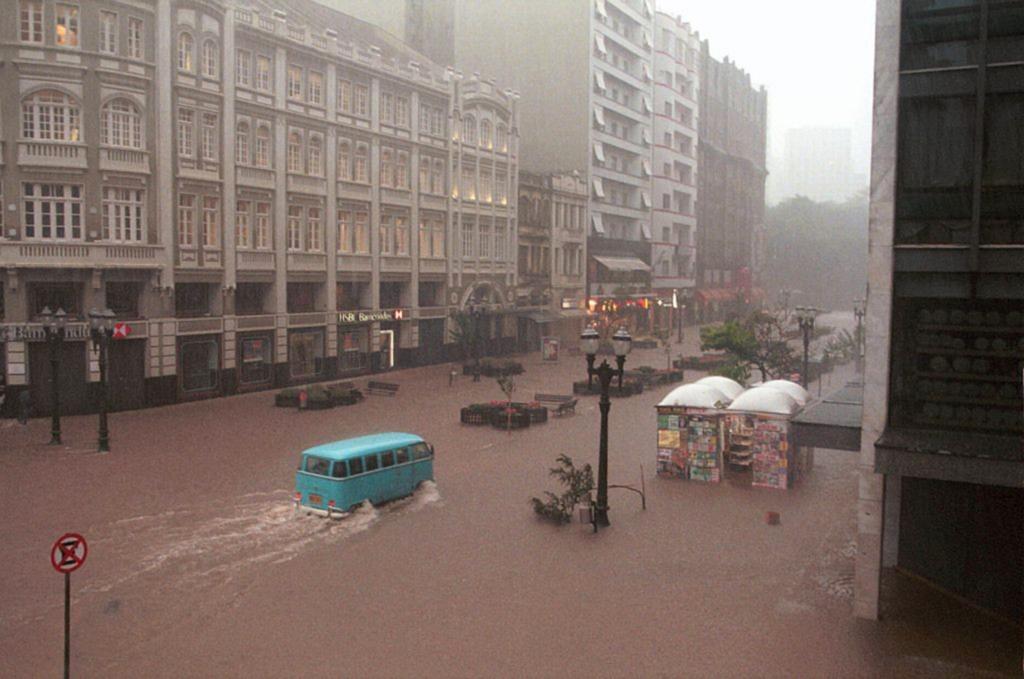 O recorde diário de chuva em Curitiba foi em 22 de fevereiro de 1999. Naquela época, inundações no Centro da cidade eram bem comuns. | Arquivo/Gazeta do Povo