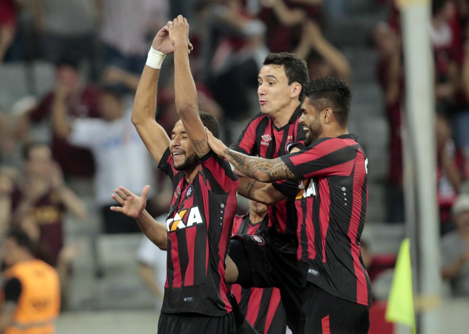 Hernani comemora o gol marcado logo aos 7 minutos de jogo. | Lineu Filho/Gazeta do Povo