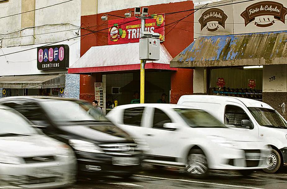 Conhecidos por motoristas, radares fixos ainda não receberam o apoio dos similares móveis na Área Calma | Hugo Harada/Gazeta do Povo