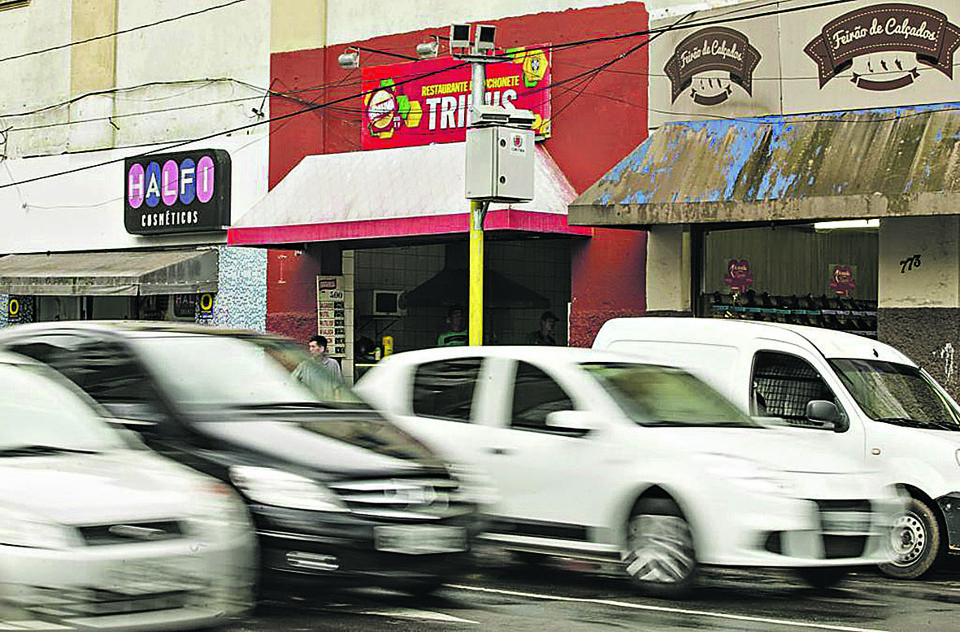 Conhecidos por motoristas, radares fixos ainda não receberam o apoio dos similares móveis na Área Calma | Hugo Harada/Gazeta do Povo
