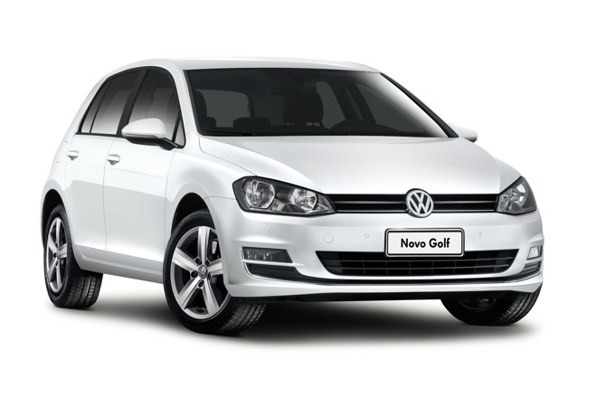 1.º VOLKSWAGEN GOLF: Atualmente fabricado em São José dos Pinhais, é o único da lista com sete airbags (duplo frontal, dois laterais, dois de cortina e um de joelho para o motorista). Vem ainda com controles de estabilidade e de tração e sistema Multicollision Brake, que freia o veículo após detectar uma colisão, diminuindo os danos. Como opcional, oferece o controle de cruzeiro adaptativo (ACC), que freia e acelera o veículo automaticamente. Preço: a partir de R$ 76.590. |