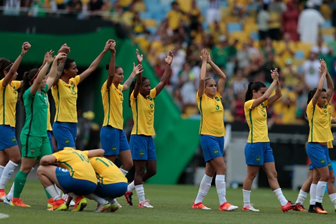 Após derrota, a tristeza das jogadores e da torcida | Albari Rosa/Gazeta do Povo