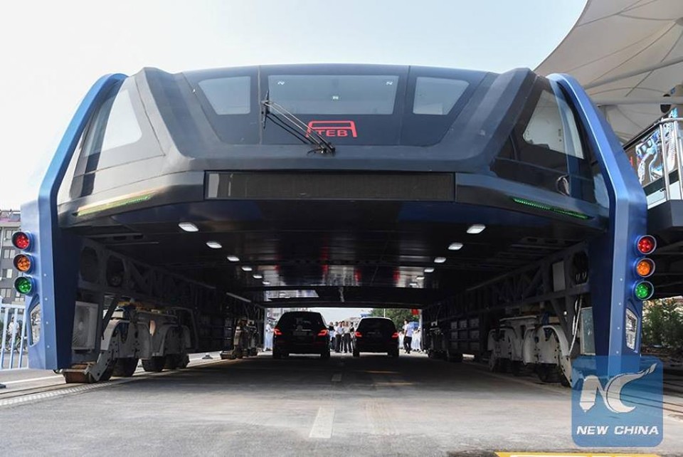China revela protótipo de ônibus do futuro que anda sobre os carros Neste frame do vídeo divulgado pela agência de notícias chinesa Xinhua News é possível ver dois carros passando por baixo do ônibus. | Reprodução/Vídeo/Xinhua News