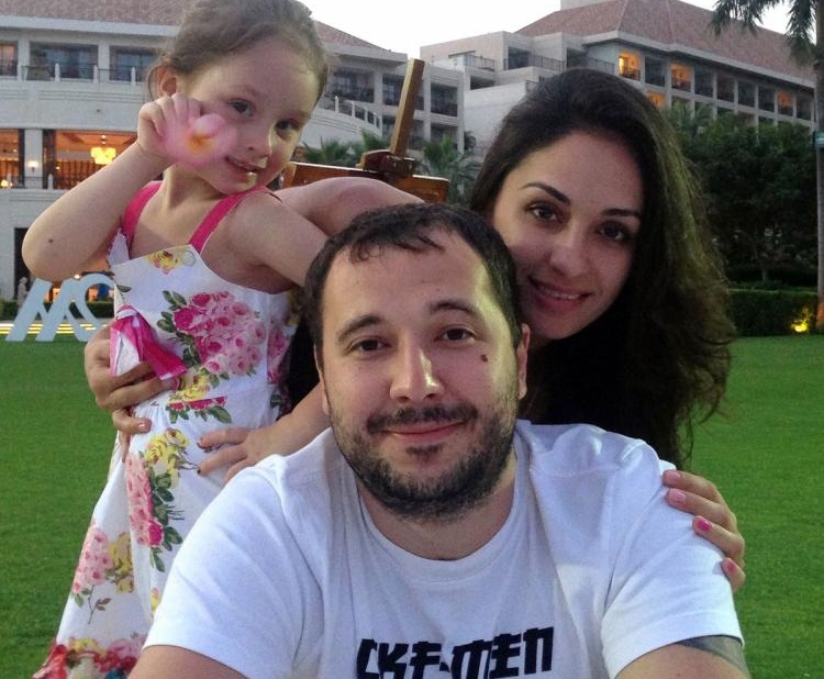 Roman Seleznev ao lado da filha e da companheira, Anna Otisko. | Reprodução/AFP