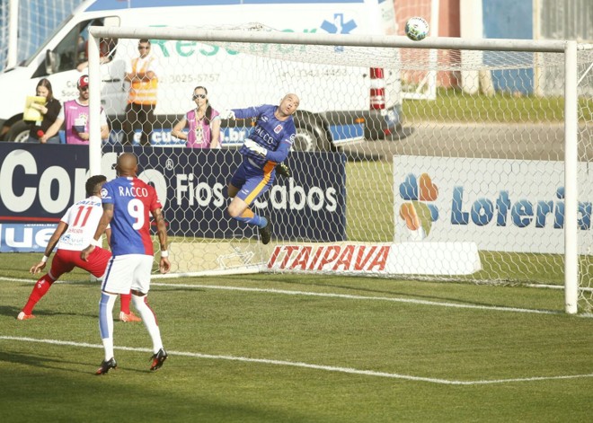 Goleiro Marcos vê a bola passar perigosamente em lance de ataque do Náutico | Marcelo Andrade /Gazeta do Povo