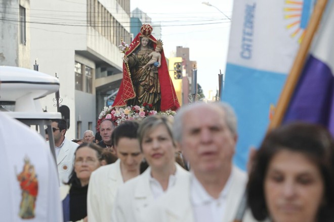 Nossa Senhora da Luz dos Pinhais durante a procissão | Antônio More