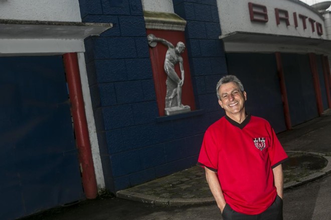 Tadeu em um dos seus locais preferidos: a Vila Capanema, estádio do Paraná Clube | Marcelo Andrade/Gazeta do Povo