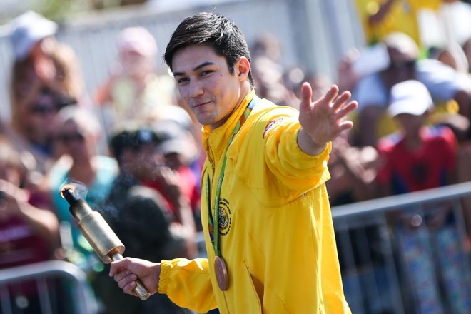 Arthur Nori, medalhista de bronze da Olimpíada Rio 2016, participou do grupo de abertura do desfile de 7 de setembro, na Esplanada dos Ministérios, conduzindo o Fogo Simbólico | Marcelo Camargo/Agência Brasil
