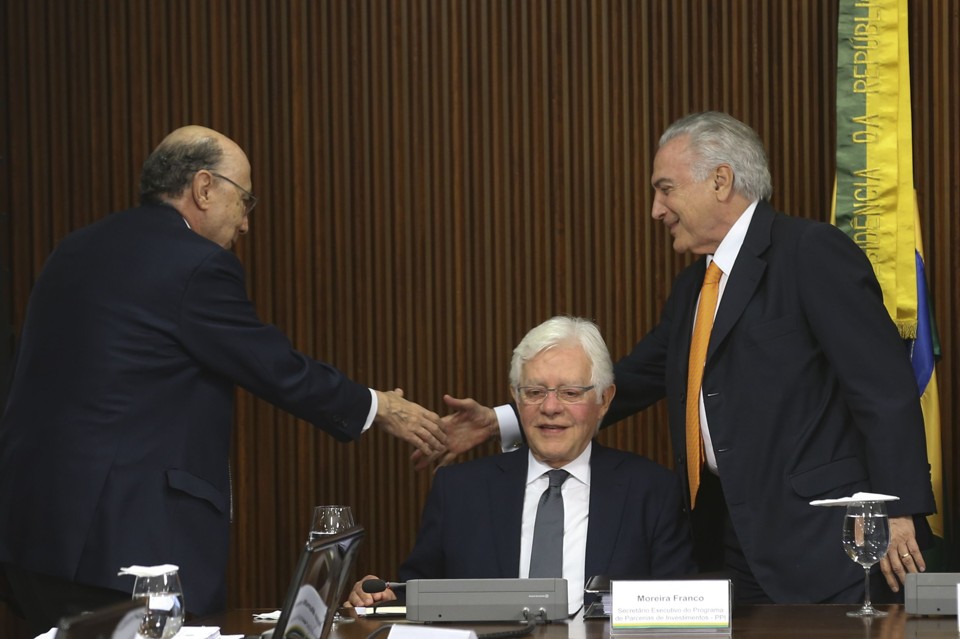 Henrique Meirelles (à esq.), Moreira Franco (ao centro) e Michel Temer | Antonio Cruz/Agência Brasil