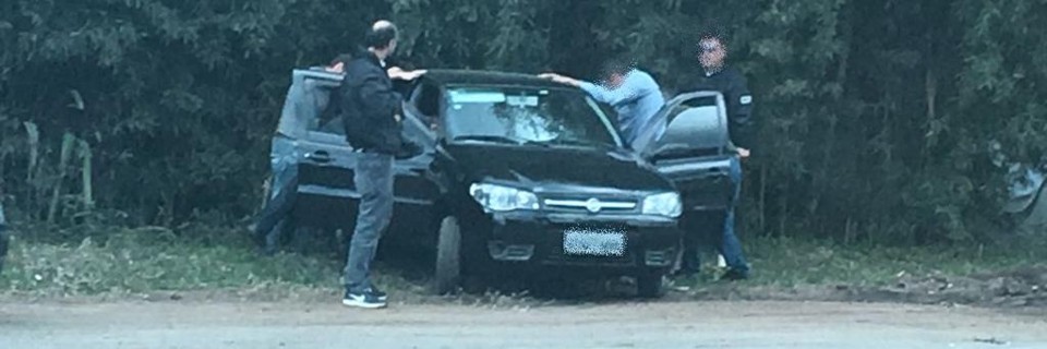 Foto divulgada pela campanha do candidato do PMN mostra o momento em que os guardas municipais são abordados supostamente do lado de fora da Chácara São Rafael | Divulgação/Campanha de Rafael Greca