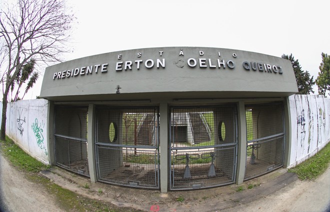 Apesar da reforma nas estruturas internas, exterior do estádio aparenta abandono. | Daniel Castellano/Gazeta do Povo