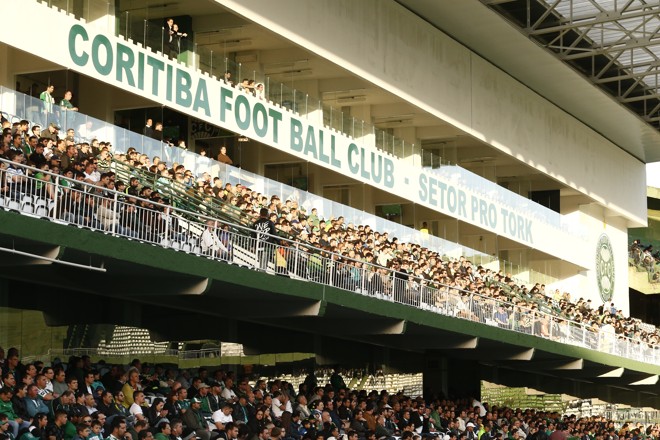 Torcedores do Coxa conseguiram escapara para acompanhar o duelo que começou em horário incomum no dia de semana: 17h. | Hugo Harada/Gazeta do Povo