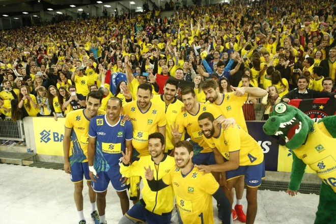 Campeões olímpicos tiraram muitas fotos depois da partida. | Marcelo Andrade Gazeta do Povo
