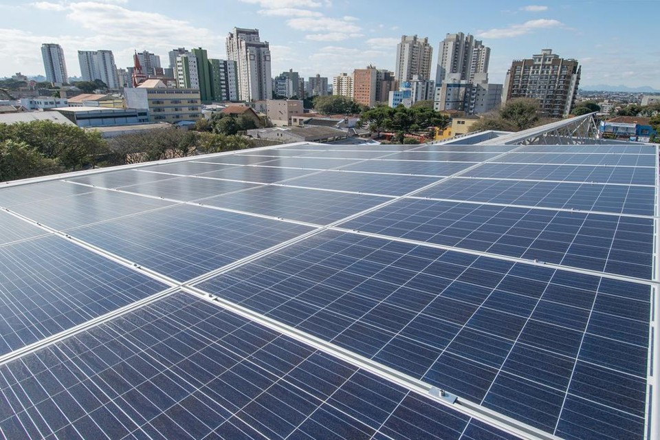 Sistema com 228 placas solares custou R$ 415 mil. | André Sade/Divulgação RAC Engenharia