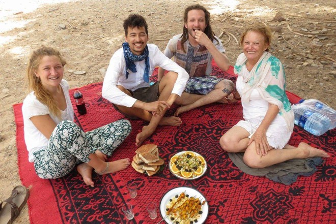 Experimentando sabores locais. Da esquerda para direita: Larissa Touda (voluntária italiana), Maruan, Caio Kim e Helli (voluntária). | Divulgação