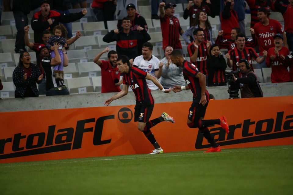 Veja o gol que reforçou a freguesia do São Paulo na Arena da Baixada | /