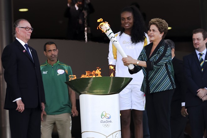 Ao lado da jogadora de vôlei Fabiana Claudino, Dilma Rousseff participa da cerimônia que dá início ao revezamento da Tocha Olímpica pelo Brasil, em maio deste ano. | Marcelo Camargo/Agência Brasil