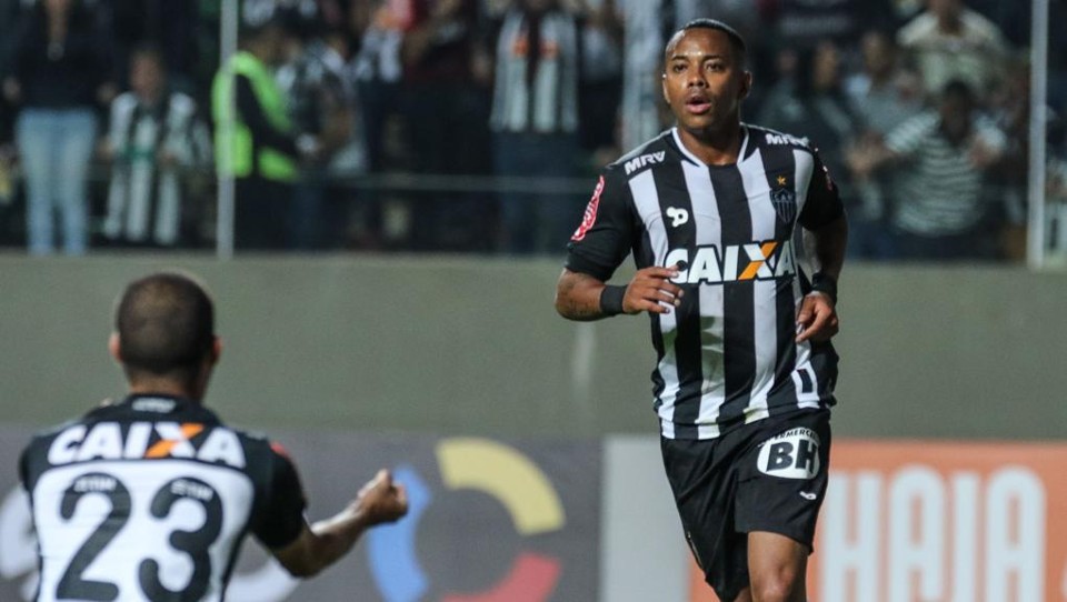 Robinho com a camisa produzida em Capanema, no Paraná: negócio foi traumático para a Rocamp. | Bruno Cantini / Atlético MG