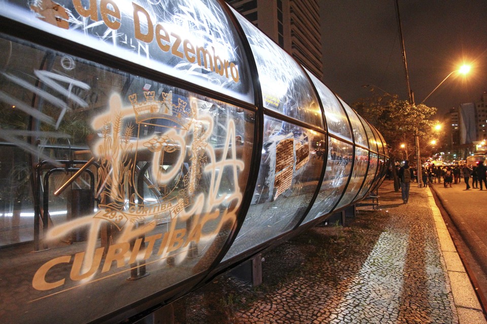 Vandalismo tem marcado protestos contra o impeachment de Dilma Rousseff e a posse de Michel Temer. | Daniel Castellano/Gazeta do Povo