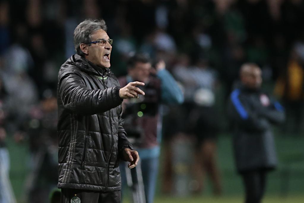 Paulo César Carpegiani no comando do Coritiba contra o Corinthians. | Albari Rosa/Gazeta do Povo