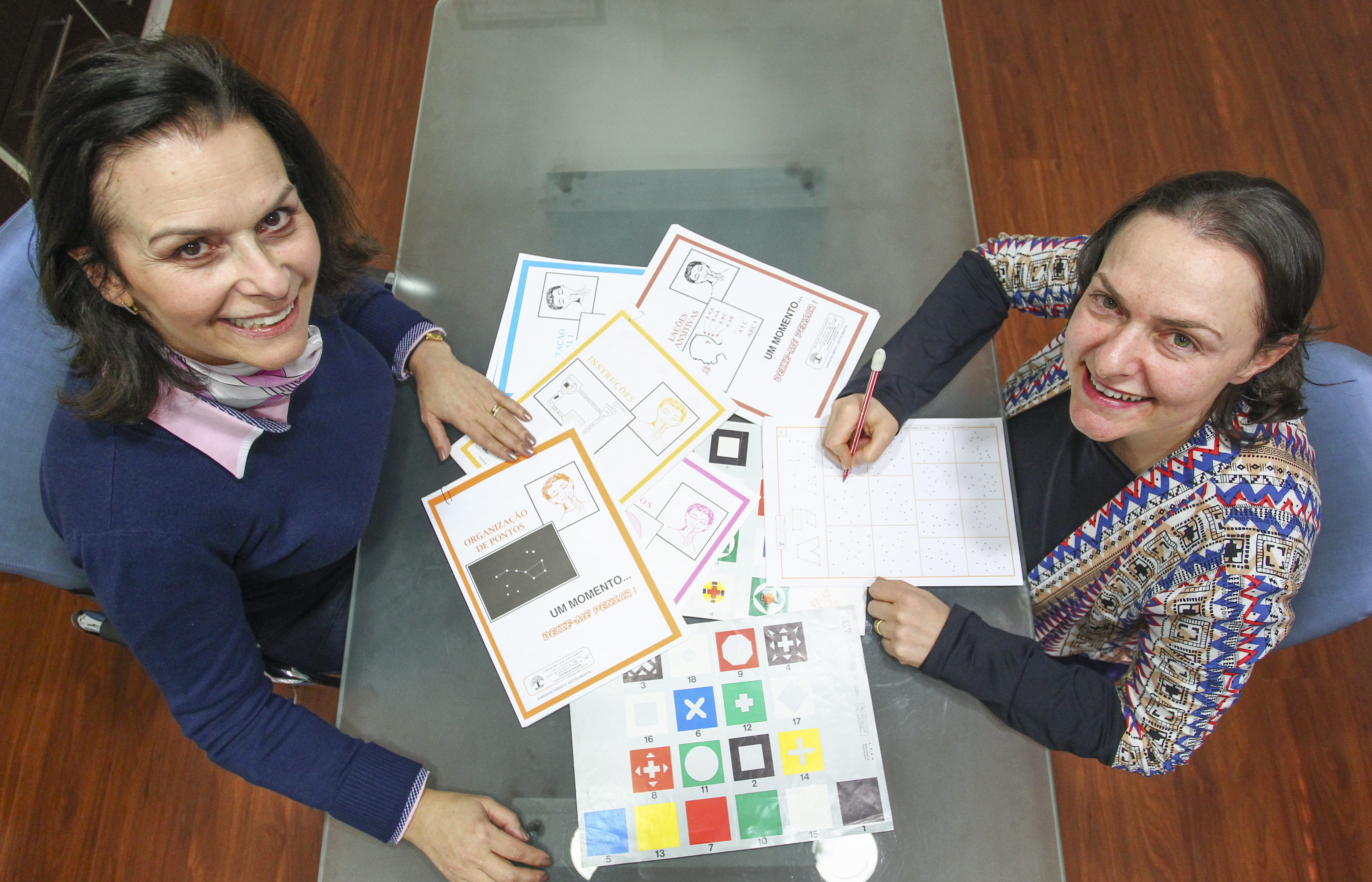 Maristella Abdala, mediadora do PEI, com a  médica Daniella Porfírio Nunes, que participou do programa: ajuda para resolver um problema doméstico. | Daniel Castellano/Gazeta do Povo