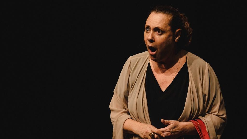 Atriz discute com bom humor temas do universo feminino