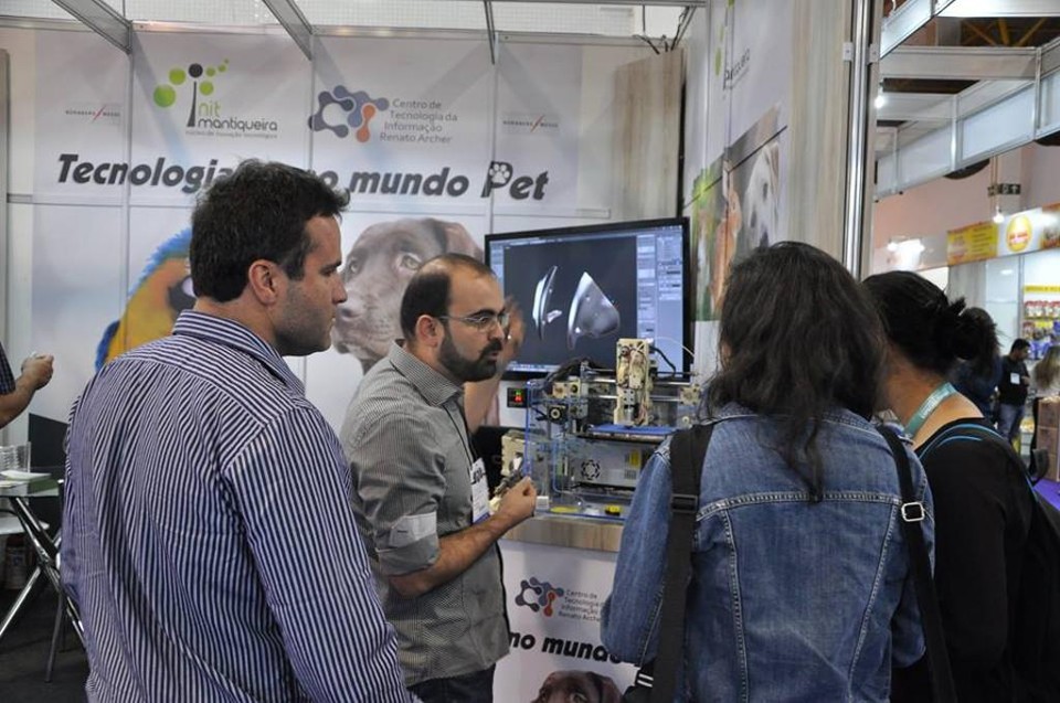 Na foto, o estande do Nit Mantiqueira, ligada ao governo federal que se especializou em fazer próteses para animais de pequeno porte. | Reprodução/Facebook