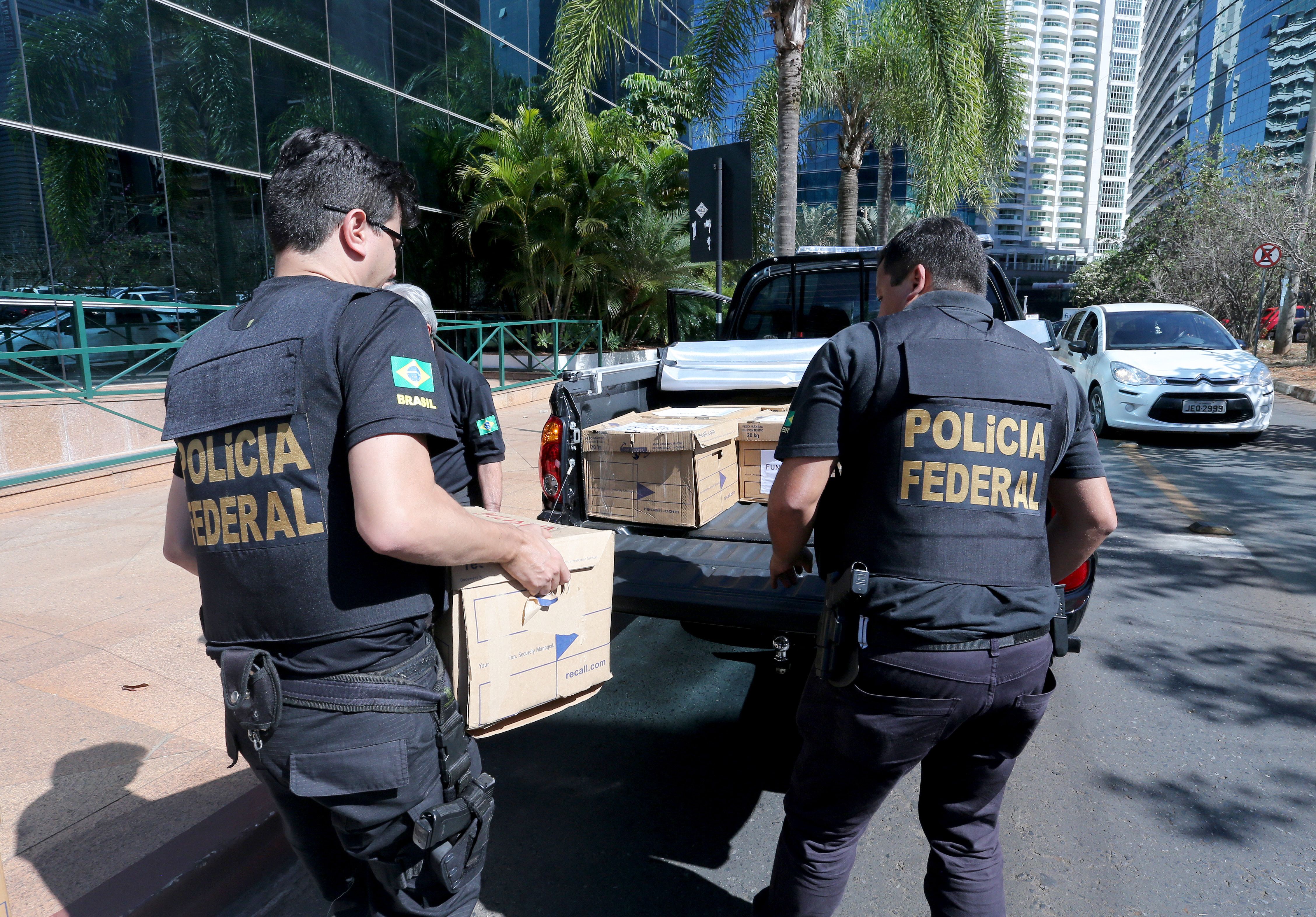 Policiais federais retiram documentos da Funcef durante Operação Greenfield, no Distrito Federal | Wilson Dias/Agência Brasil
