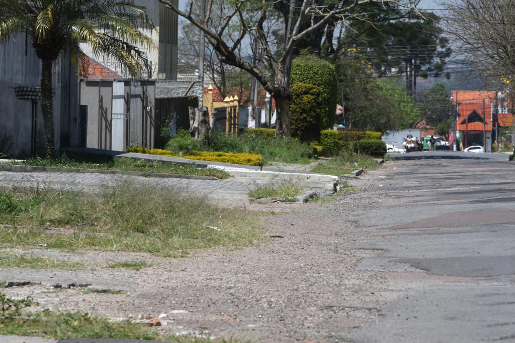 Via no bairro Boqueirão. Sob responsabilidade, em sua maioria, dos donos de imóveis, as calçadas de Curitiba não seguem um padrão ideal e nem formam, entre si, uma rede homogênea – embora a legislação defina padrões e até punições para quem não os cumpre. | Aniele Nascimento/Gazeta do Povo
