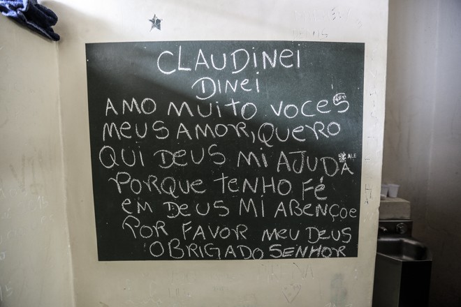 A fé expressada pelo giz dos alunos do Cense Curitiba. | Jonathan Campos/Gazeta do Povo