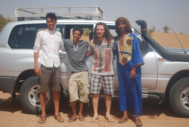 Chegada a Tagounite. Da esquerda para direita: Maruan Daoud (voluntário italiano), Abdo (idealizador do projeto), Caio Kim e Hafid (motorista). | Divulgação