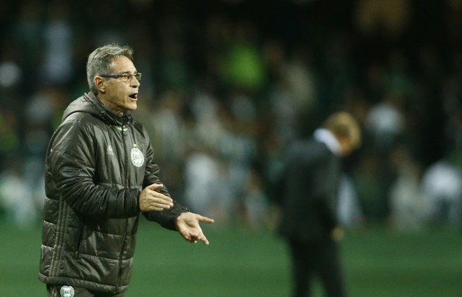 Coxa perdeu pela primeira vez no Couto sob o comando de Paulo César Carpegiani. | Hugo Harada/Gazeta do Povo