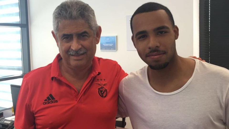 Jaú posa ao lado do presidente do Benfica, Luiz Filipe Vieira. Jogador deixou Atlético litigiosamente | Reprodução
/Internet