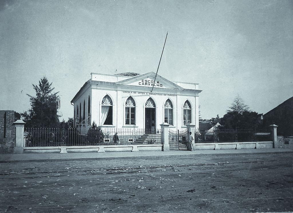 Escola Carvalho foi o primeiro edifício construído para atender aos alunos. | Reprodução