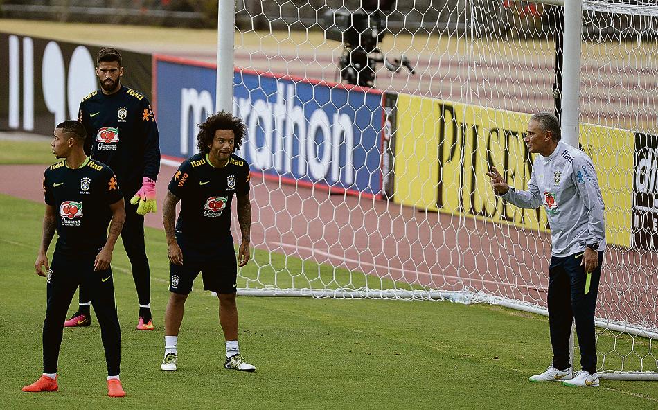 Tite orienta jogadores do Brasil durante treno em Quito | Pedro Martins/Mowa Press