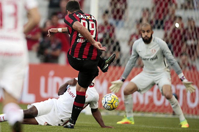 André Lima leva perigo ao gol do Inter. | Albari Rosa/Gazeta do Povo