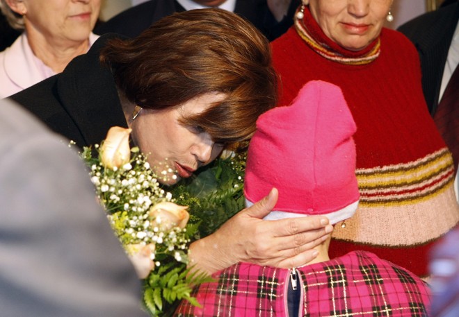 Durante visita ao Hospital Erasto Gaertner, em Curitiba, Dilma conversa com uma criança. A visita data de 30 de setembro de 2009. | Rodolfo Buhrer / Agência de Notícias