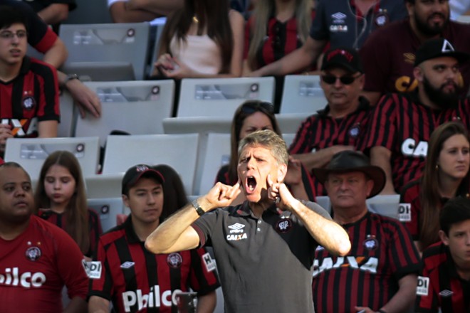 Paulo Autuori orienta o Atlétido diante do Internacional. | Albari Rosa/Gazeta do Povo