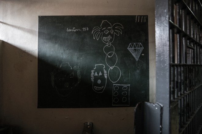 Em um dos alojamentos para adolescentes que ainda não foram sentenciados a estrutura é considerada boa por especialistas. A imagem acima mostra o desenho símbolo de um jovem que matou um policial. | Jonathan Campos/Gazeta do Povo