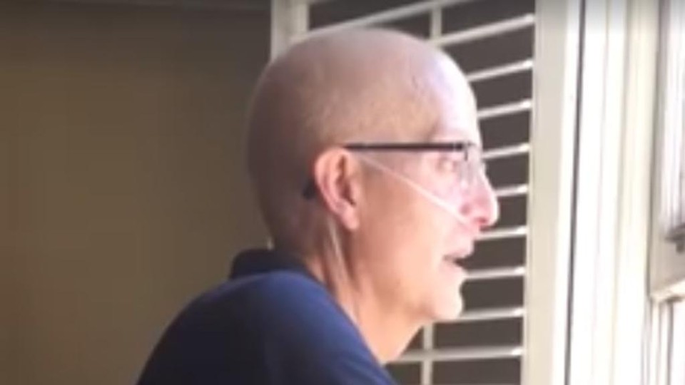 O professor Ben Ellis observando a serenata feita por seus alunos | Reprodução/Facebook Tim McGraw