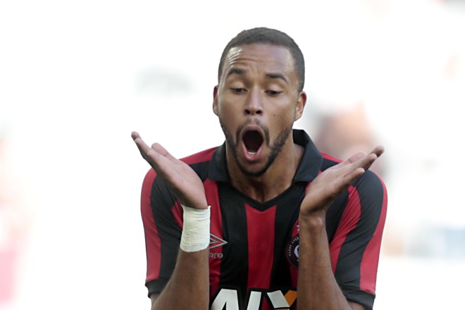Volante Hernani lamenta chance perdida pelo Atlético diante do Inter. | Albari Rosa/Gazeta do Povo