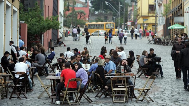 Eterna polêmica, mudança sempre contribui para dar aquela ‘esticadinha’ no happy hour | Daniel Castellano/ Gazeta do Povo