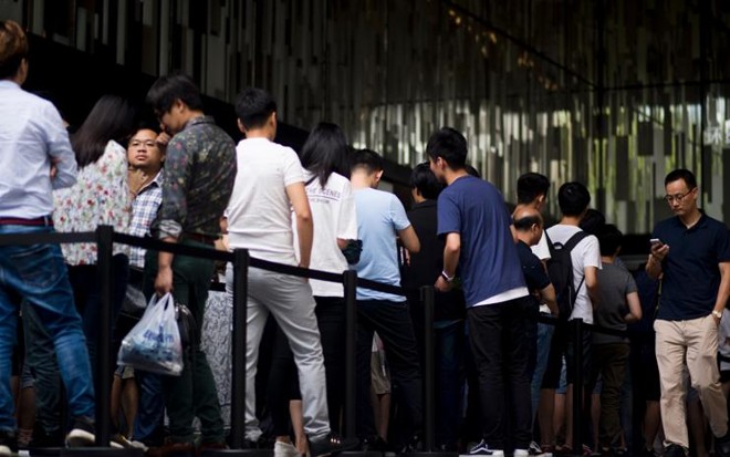 Fila em frente a loja da Apple em Xangai, na China | JOHANNES EISELE/AFP