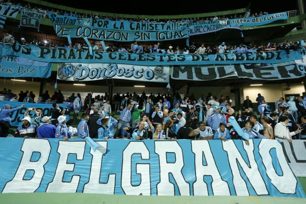 Torcida do Belgrano fez festa no Couto Pereira e vai lotar o Estádio Mario Kempes, na Argentina | Hugo Harada/Gazeta do Povo