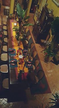 Cristaleira da chácara de Greca (ao fundo, à direita): “indícios e evidências levam a crer que se trata do mesmo móvel”, diz perícia | Reprodução/Facebook