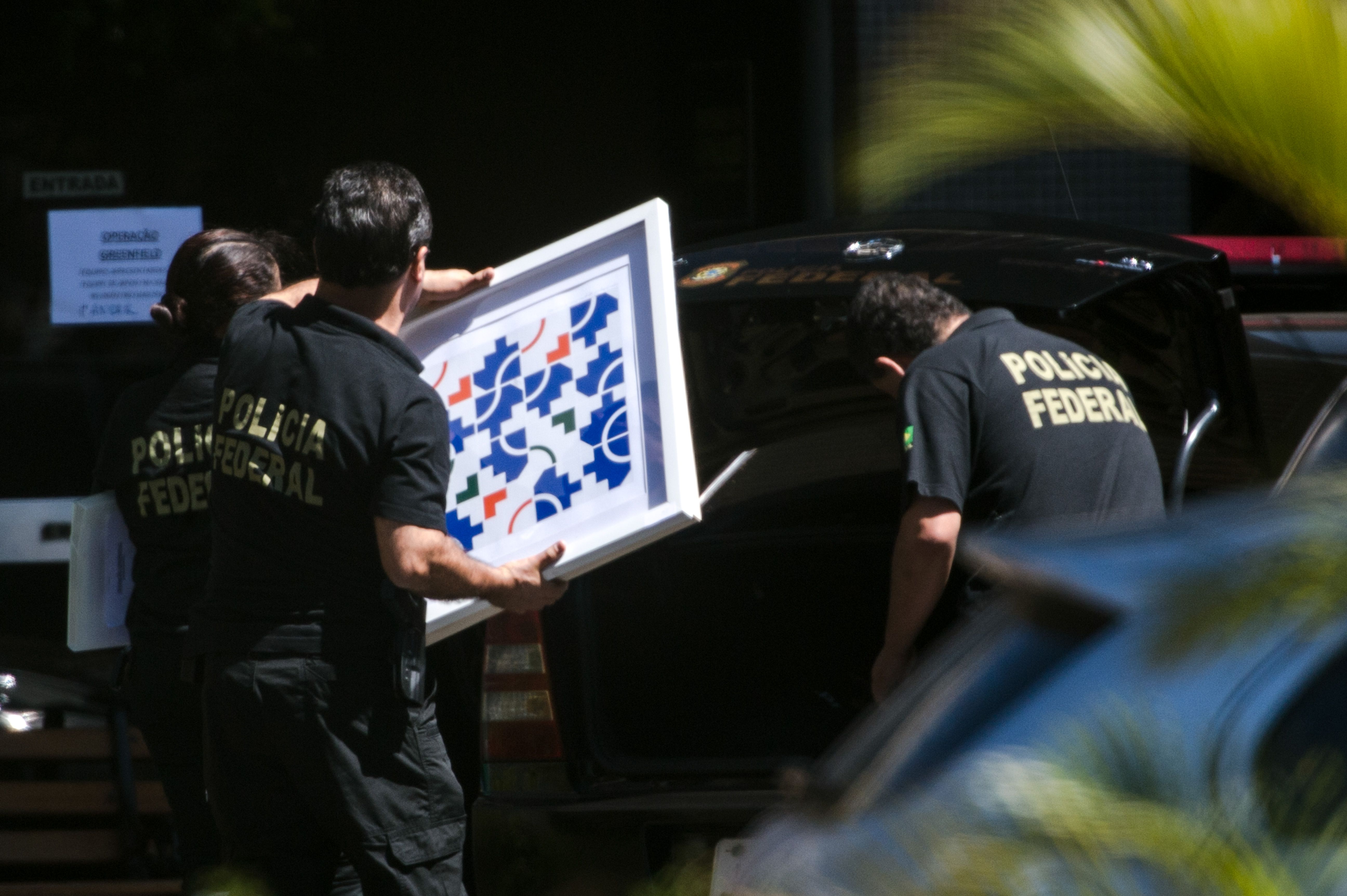 Policiais federais retiram documentos da Funcef durante Operação Greenfield, no Distrito Federal | Marcelo Camargo/Agência Brasil