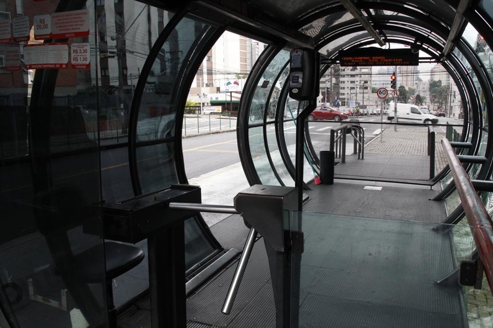 Um projeto de lei que desobriga os ônibus de rodarem com cobrador chegou a ser protocolado na Câmara de Vereadores, mas emperrou no debate sobre sua legalidade. | Aniele Nascimento/Arquivo/Gazeta do Povo